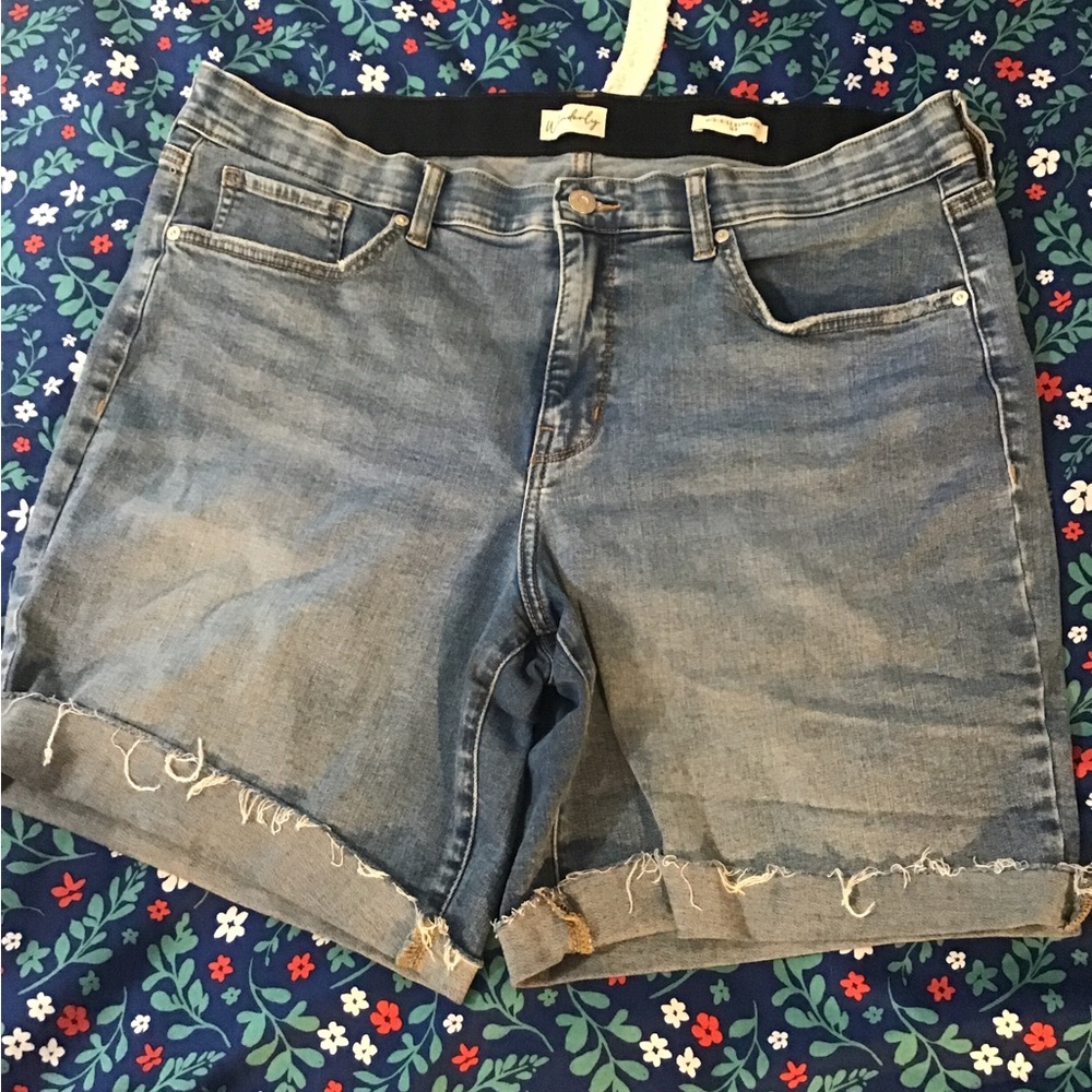 Women’s size 16R wonderly mid rise stretch denim blue Jean bermuda shorts CC